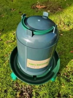 Abreuvoir poule en plastique recyclé Eco 5L avec pieds