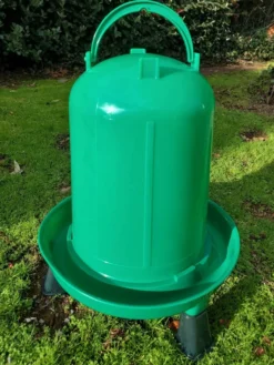 Abreuvoir poule en plastique recyclé Eco 8L avec pieds