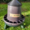 Mangeoire poule en plastique recyclé Eco 4Kg avec pieds