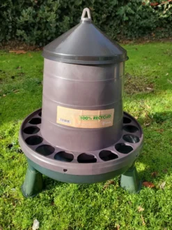 Mangeoire poule en plastique recyclé Eco 4Kg avec pieds