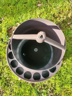Mangeoire poule en plastique recyclé Eco 4Kg avec pieds