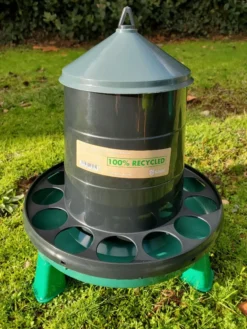 Mangeoire poule en plastique recyclé Eco 2Kg avec pieds