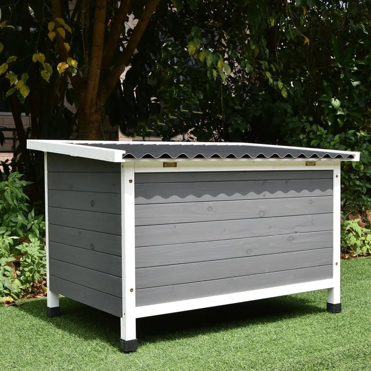 Niche pour chien toit plat ondulé grise et blanche taille L avec porte lamelles PVC taille 2