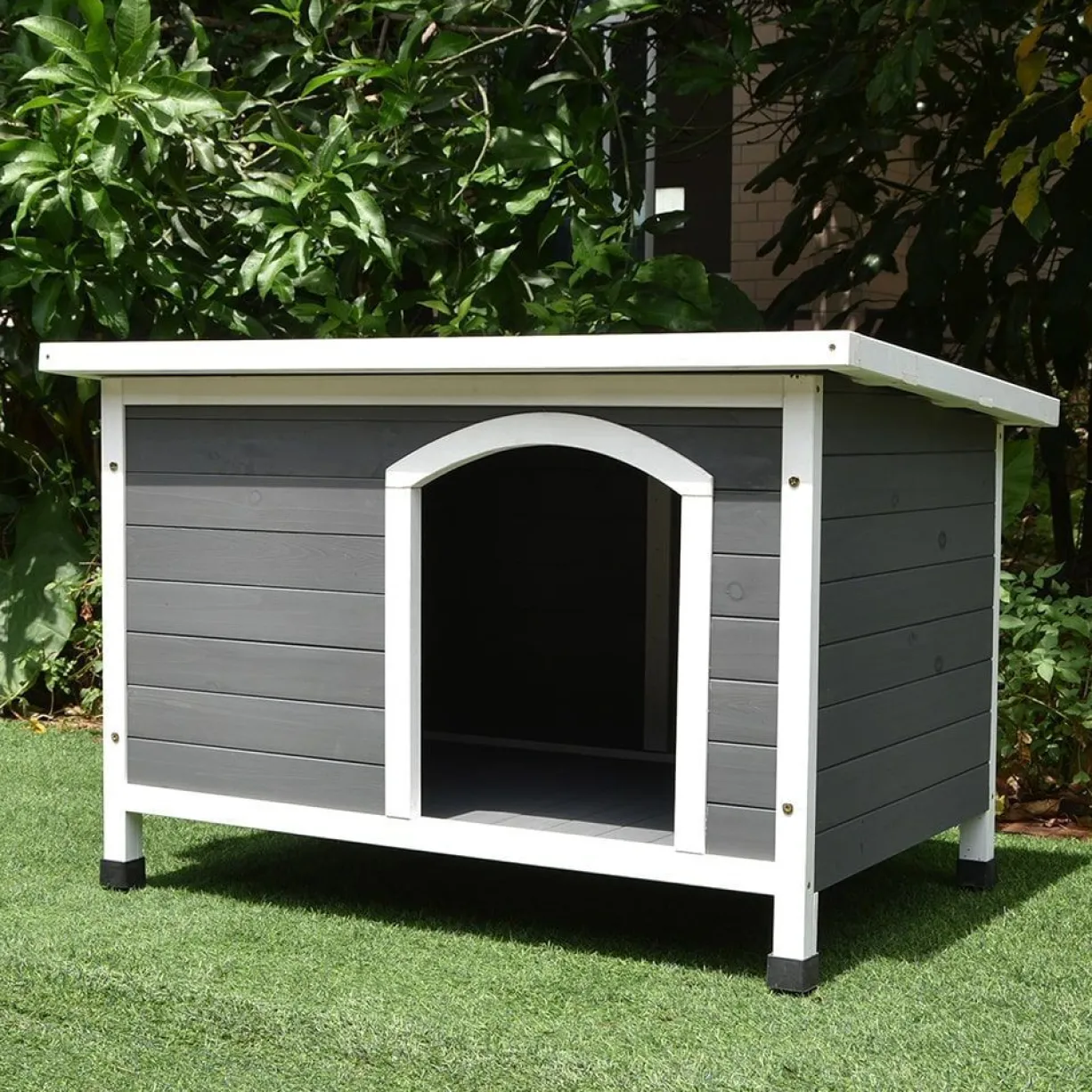 Niche pour chien toit plat ondulé grise et blanche taille L avec porte lamelles PVC taille 2