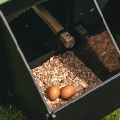 Poulailler Nestera taille S en plastique recyclé 3 à 5 poules sur pieds