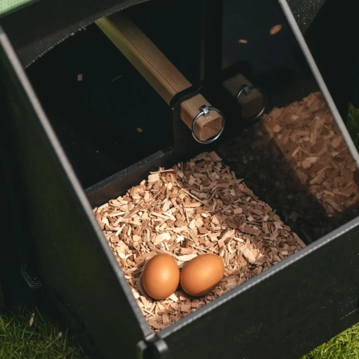 Poulailler Nestera taille S en plastique recyclé 3 à 5 poules sur pieds