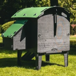 Poulailler Nestera taille S en plastique recyclé 3 à 5 poules sur pieds
