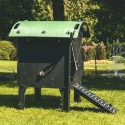 Poulailler Nestera taille S en plastique recyclé 3 à 5 poules sur pieds